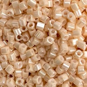 Toho Cube 1,5mm Opaque Lustered Lt Beige