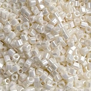 Toho Cube 1,5mm Opaque Lustered Navajo White